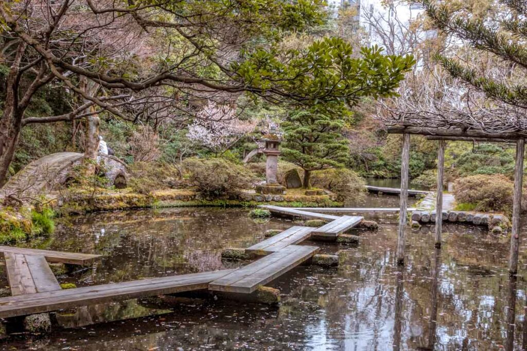 Oyama shrine garden - strolling pond
