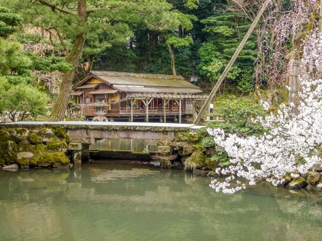 Teahouse in Kenrokuen gardens in Kanazawa