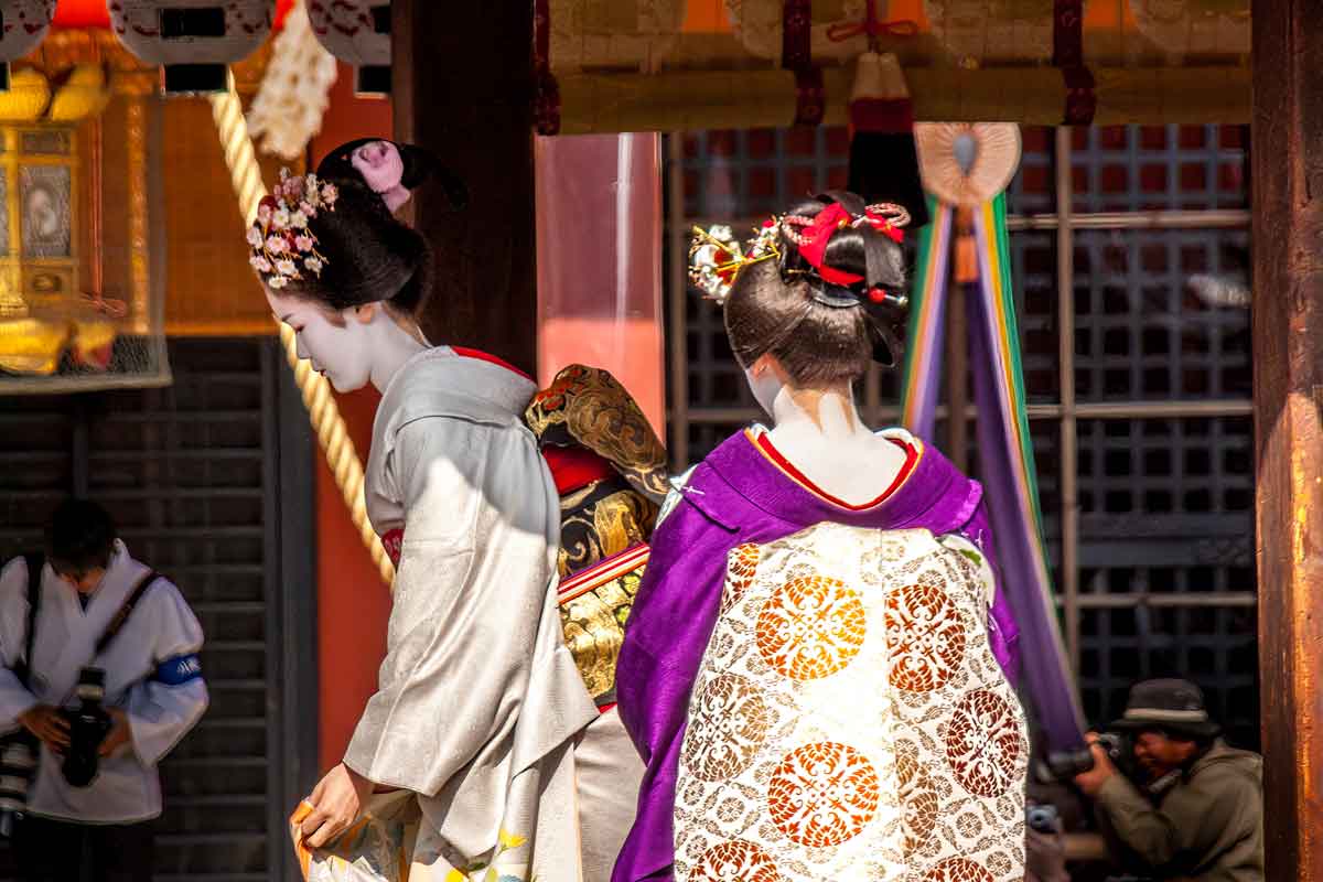 Maiko at Yasaka Shrine during Setsubun Eve