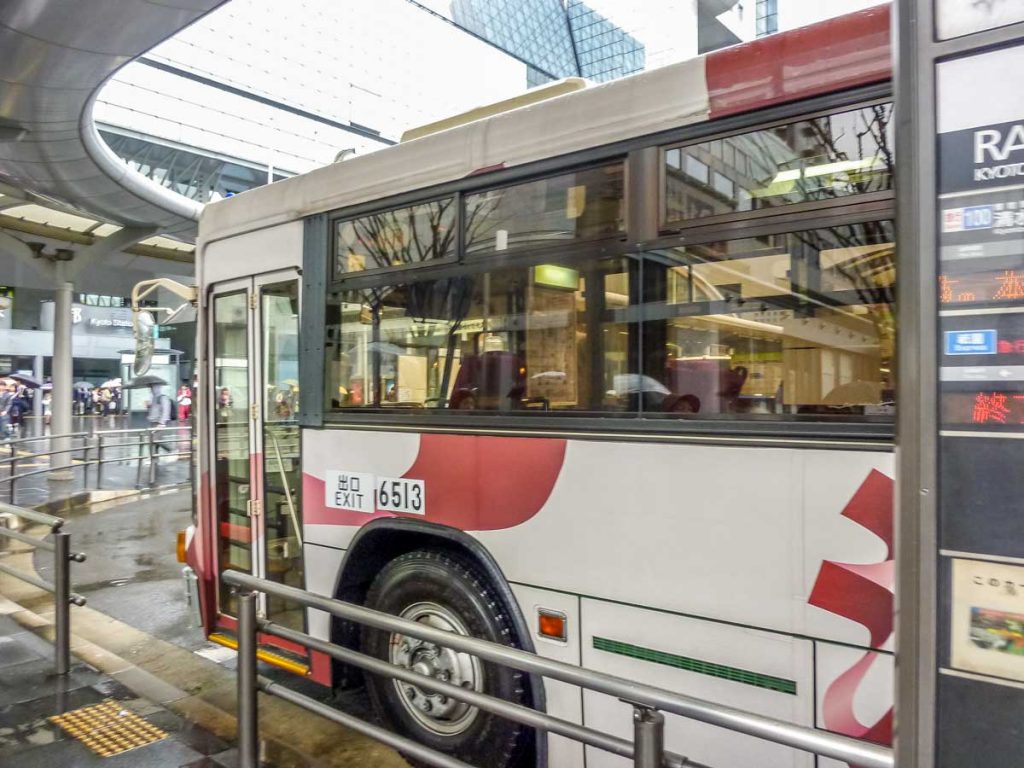 Autobús Raku 100 frente a la estación de Kioto