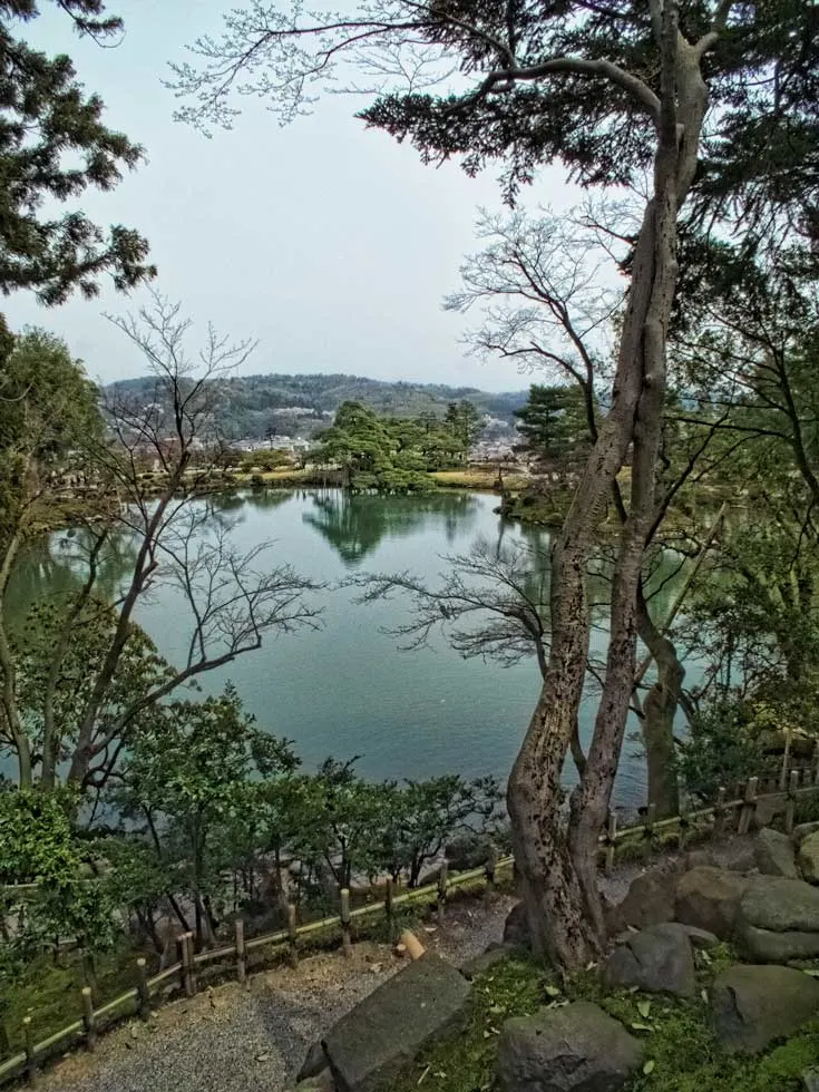 Take a look at some of Japans best gardens - Kenrokuen in Kanazawa