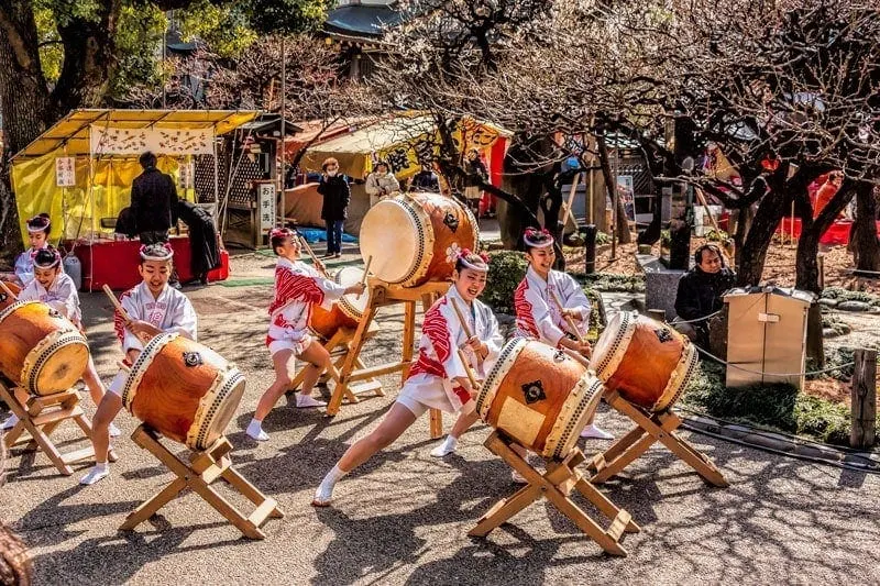 Young women play the taiko drums at Yushima Tenjin Shrine
