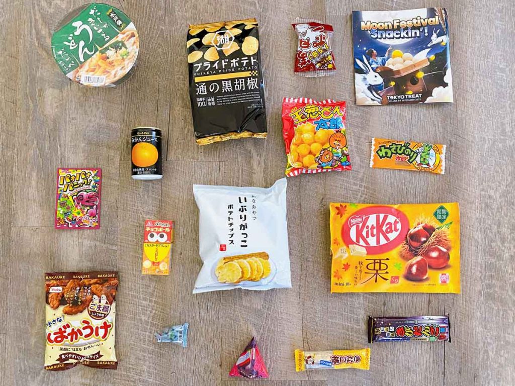 Itens da Tokyo Treat Box dispostos para revisão