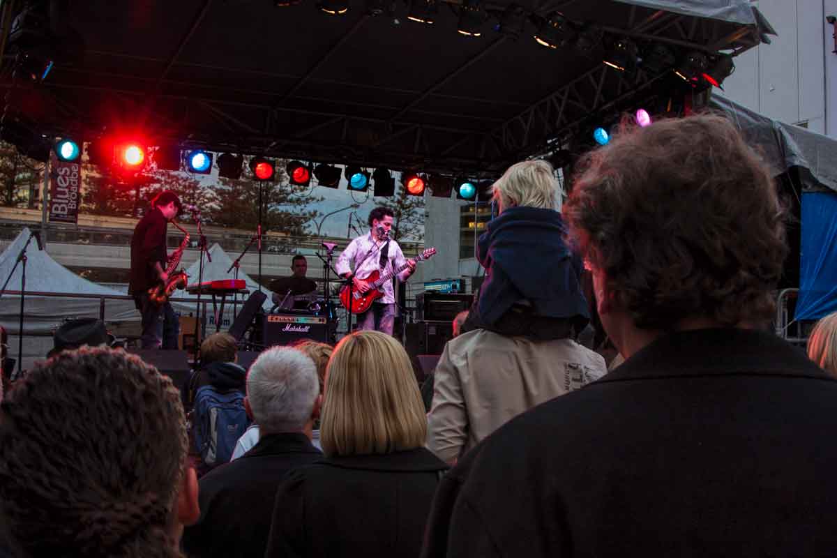 Penampil di atas panggung di festival Blues on Broadbeach