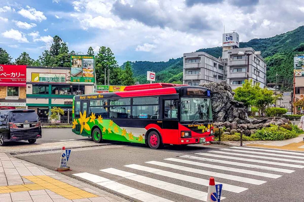 Bus that covers the Nikko World Heritage area