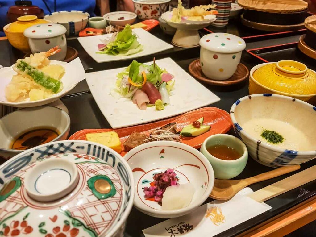 Tempura e sushi teishoku no restaurante Kisoji