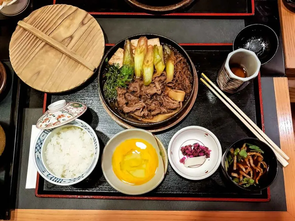 Manu de curso de sukiyaki de carne no restaurante Kisoji