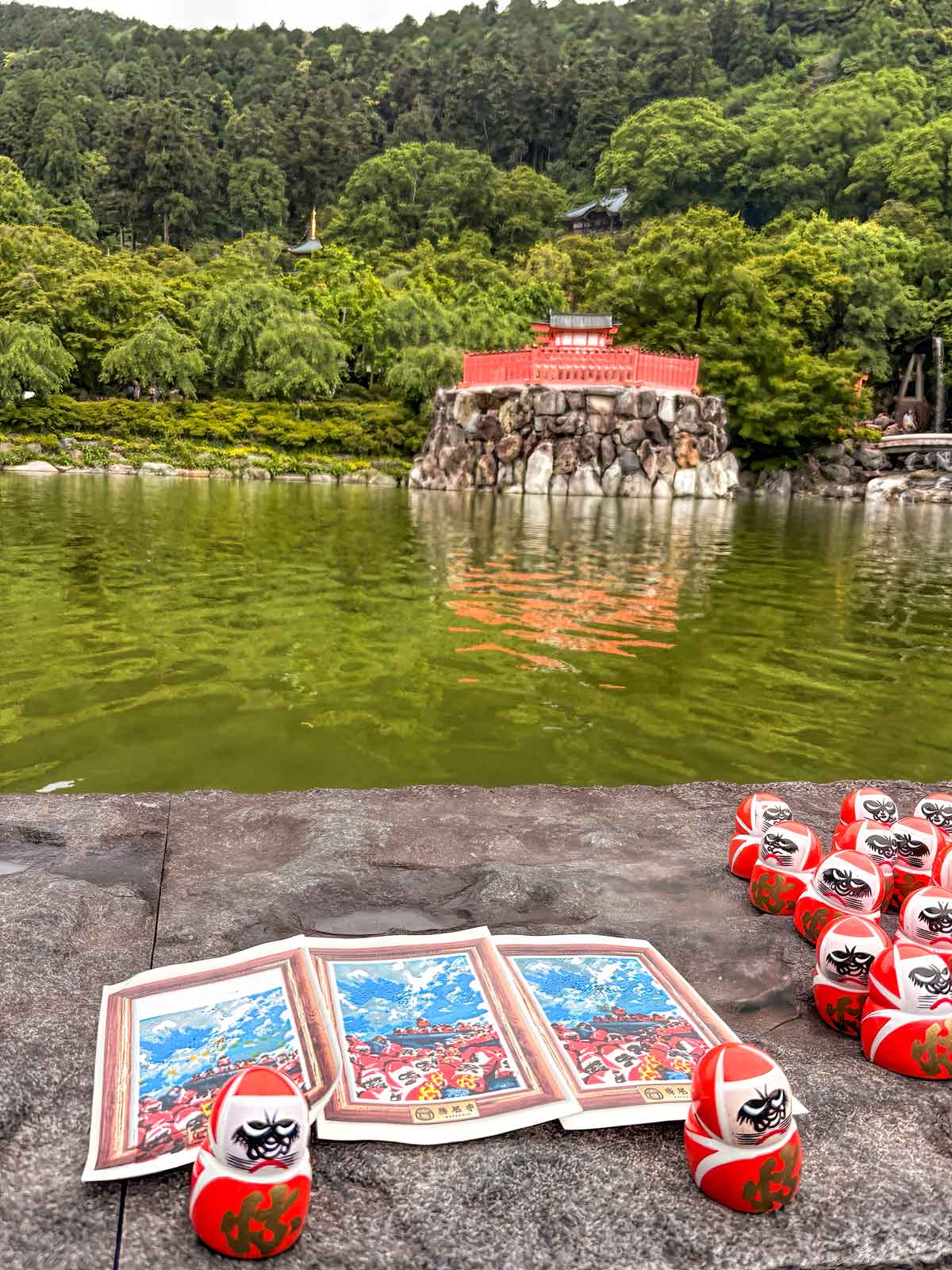 Daruma stamps in front of the lake